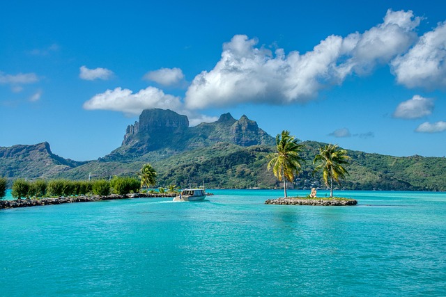 Bora Bora Resorts for Romantic Couples With Lagoon View